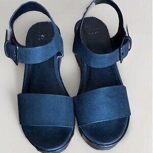 (7.5) A NEW DAY Strappy 2.5” Platform Sandals